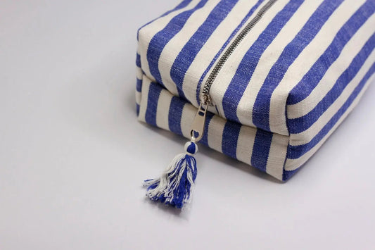 Handgemachte Kosmetiktasche Ole – nachhaltig und stilvoll in Blau/Ecru - Dokudu