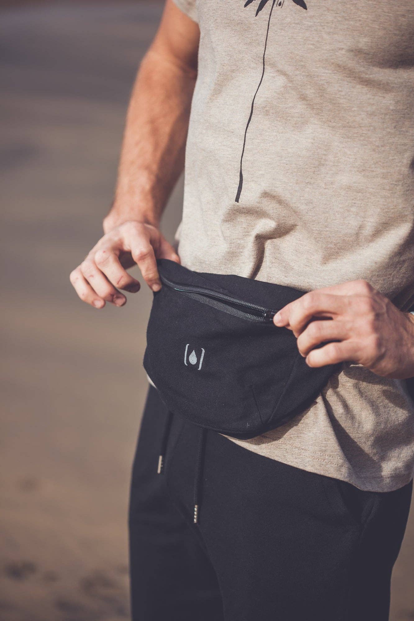 Unisex-Gürteltasche aus recyceltem Material – Natur & Schwarz, leicht & nachhaltig