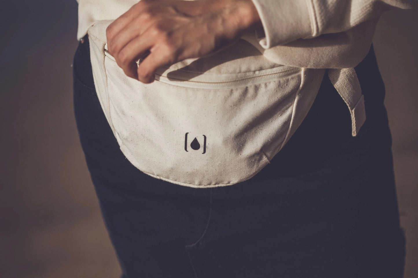 Unisex-Gürteltasche aus recyceltem Material – Natur & Schwarz, leicht & nachhaltig