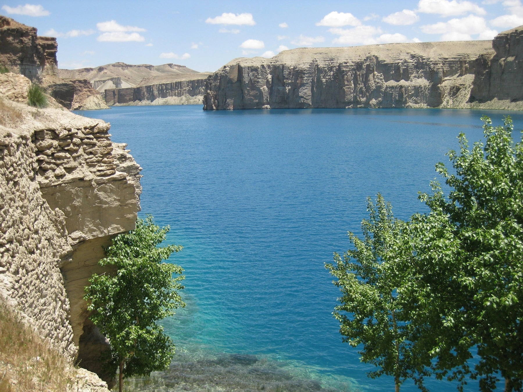 Tiefblaue Seen des Band-e-Amir-Nationalparks zwischen Kalksteinklippen in Afghanistan.