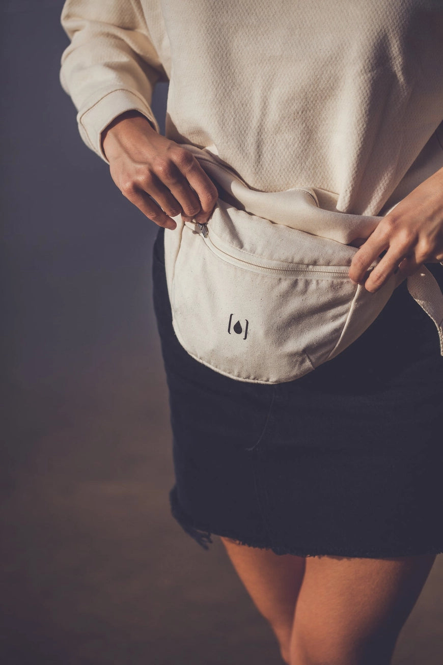 Unisex-Gürteltasche aus recyceltem Material – Natur & Schwarz, leicht & nachhaltig