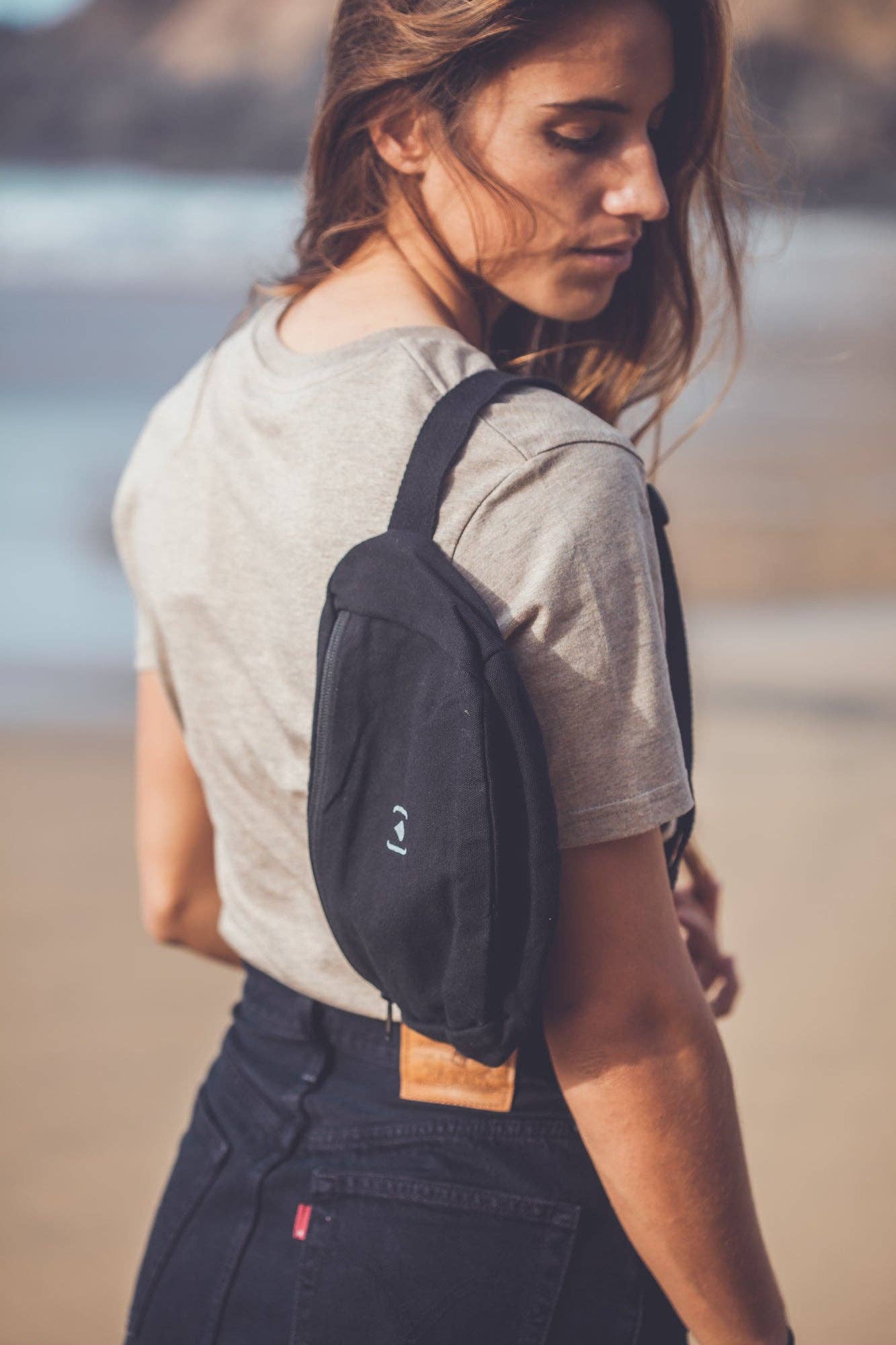 Unisex-Gürteltasche aus recyceltem Material – Natur & Schwarz, leicht & nachhaltig