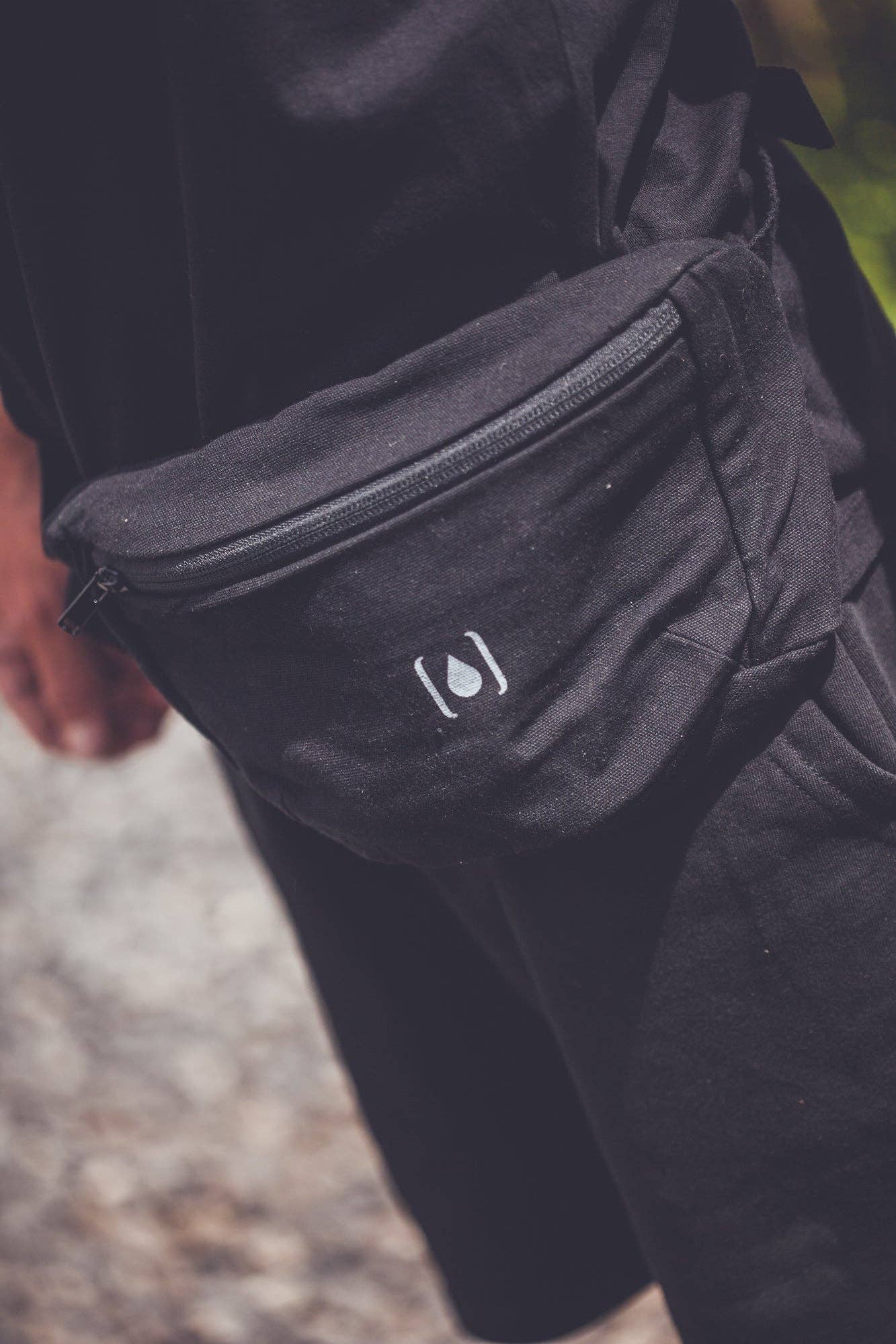 Unisex-Gürteltasche aus recyceltem Material – Natur & Schwarz, leicht & nachhaltig