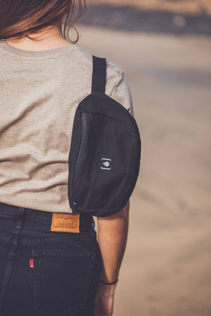 Unisex-Gürteltasche aus recyceltem Material – Natur & Schwarz, leicht & nachhaltig