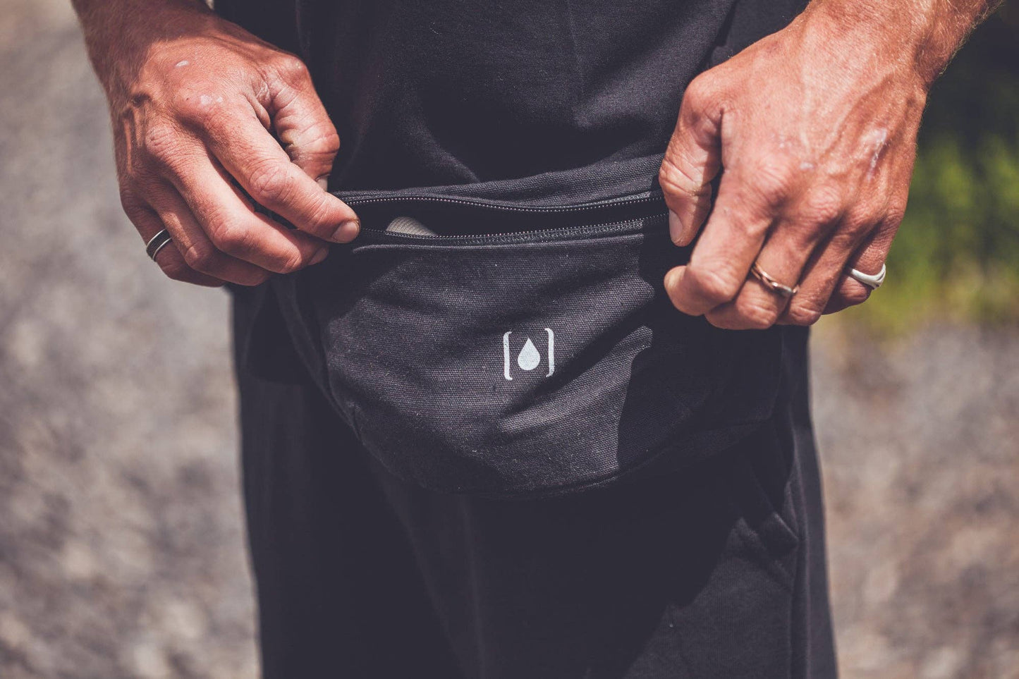 Unisex-Gürteltasche aus recyceltem Material – Natur & Schwarz, leicht & nachhaltig