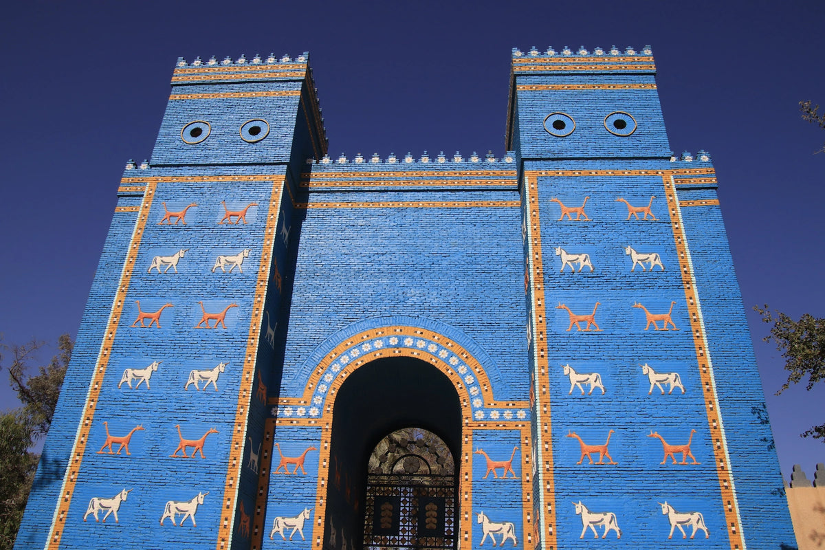 Das rekonstruierte Ischtar-Tor in den Ruinen von Babylon, Irak.