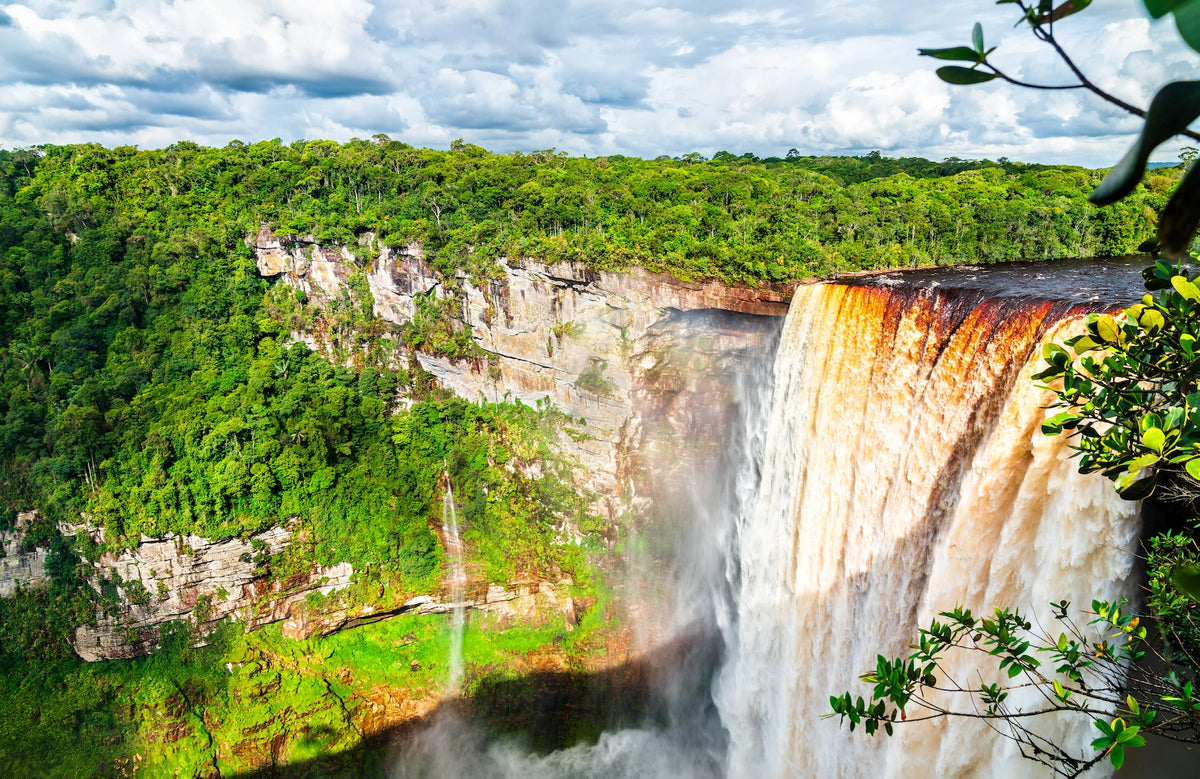 Der mächtige Kaieteur-Wasserfall im Regenwald von Guyana.