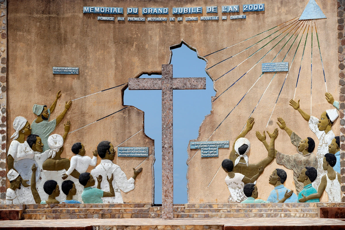 Das Mahnmal „Tor ohne Wiederkehr" am Strand von Ouidah, Benin.