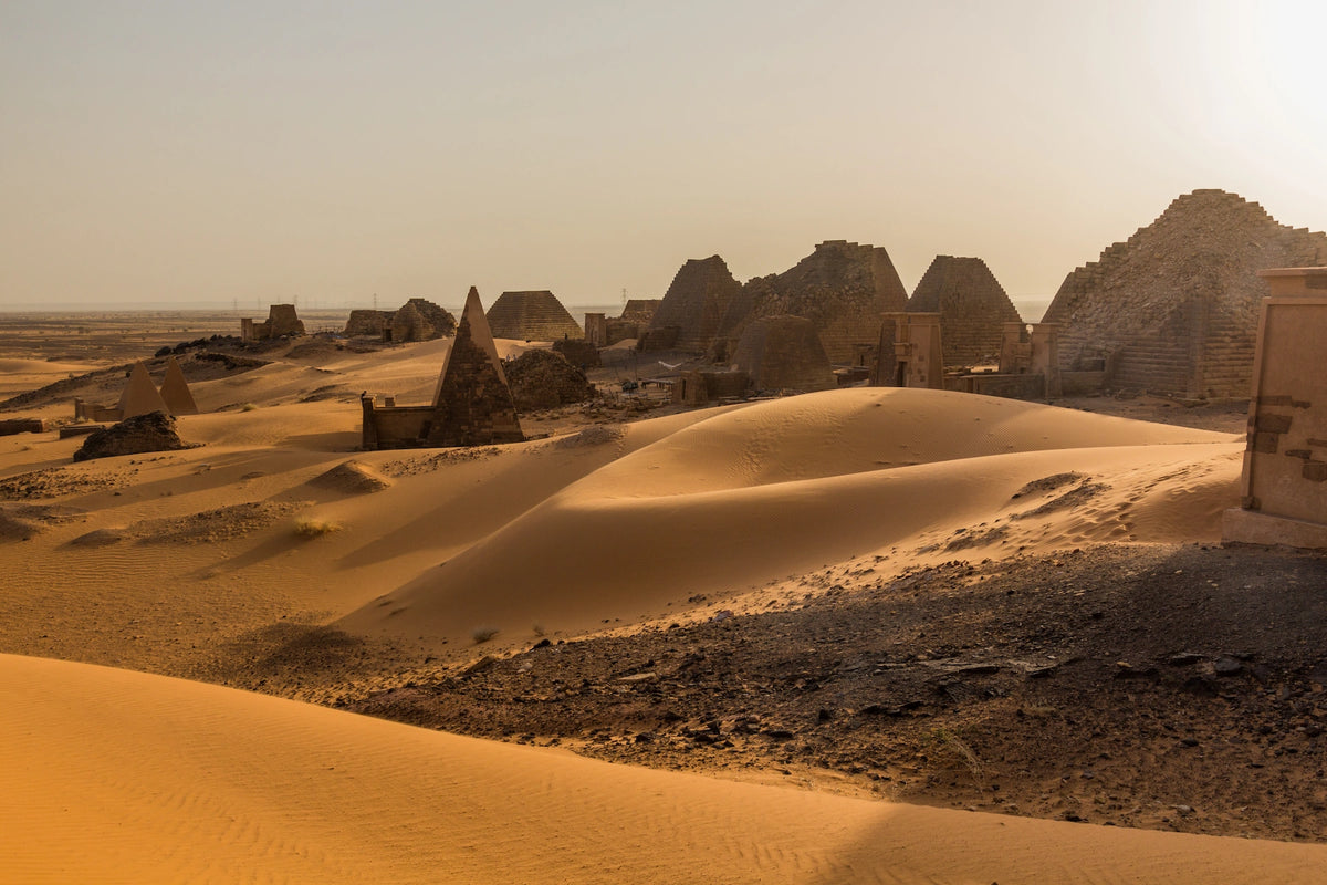Die Pyramiden von Meroë in der Wüste des Sudan.