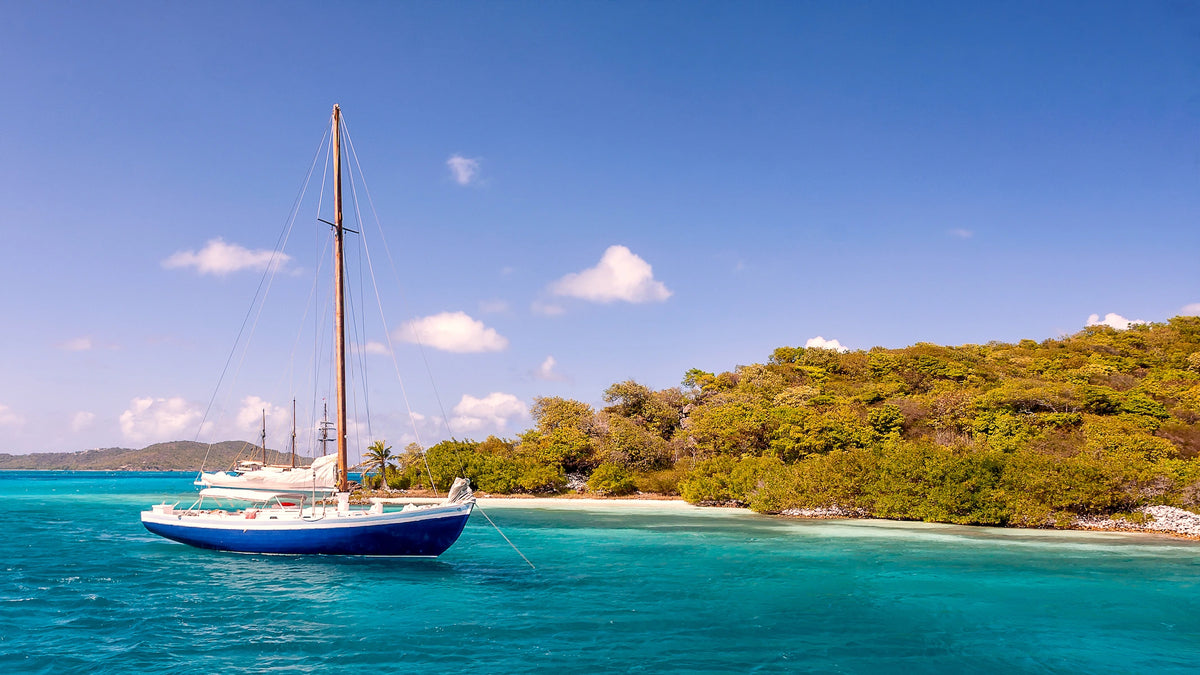 Ankernde Segelboote in der türkisen Lagune der Tobago Cays, St. Vincent und die Grenadinen.
