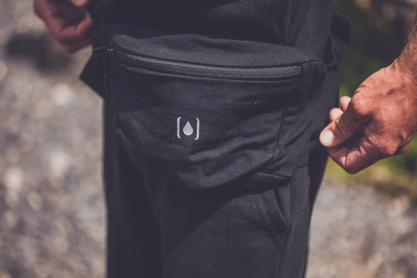 Unisex-Gürteltasche aus recyceltem Material – Natur & Schwarz, leicht & nachhaltig  - Manawai Wear
