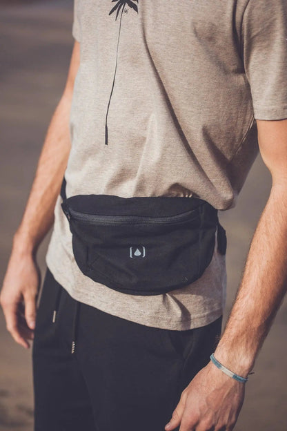 Unisex-Gürteltasche aus recyceltem Material – Natur & Schwarz, leicht & nachhaltig  - Manawai Wear