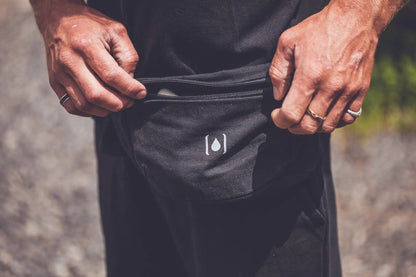 Unisex-Gürteltasche aus recyceltem Material – Natur & Schwarz, leicht & nachhaltig  - Manawai Wear