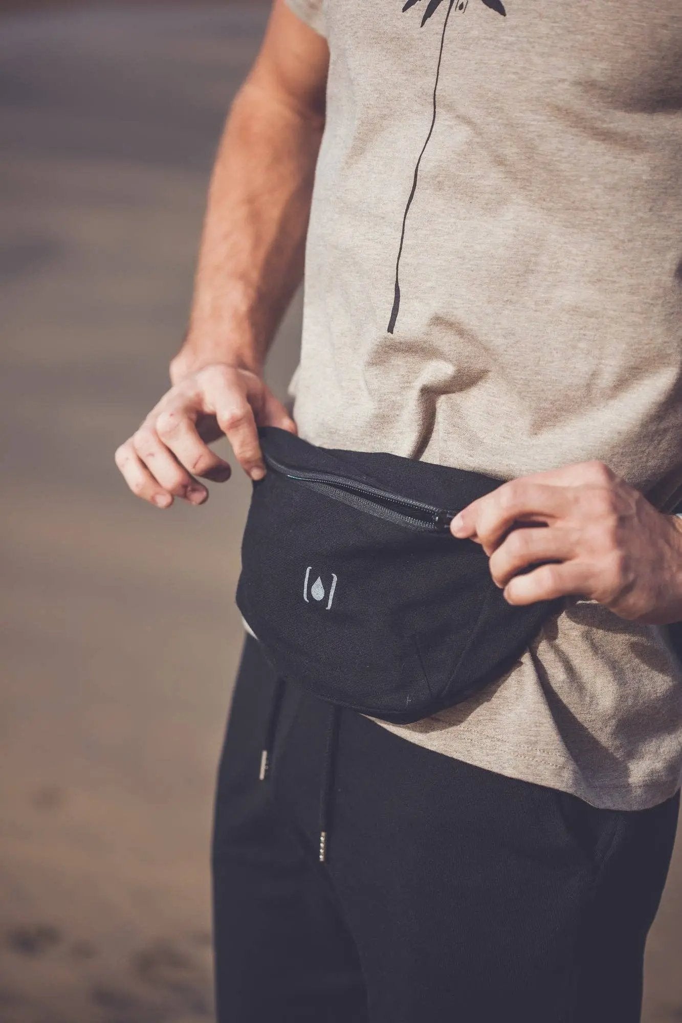 Unisex-Gürteltasche aus recyceltem Material – Natur & Schwarz, leicht & nachhaltig  - Manawai Wear
