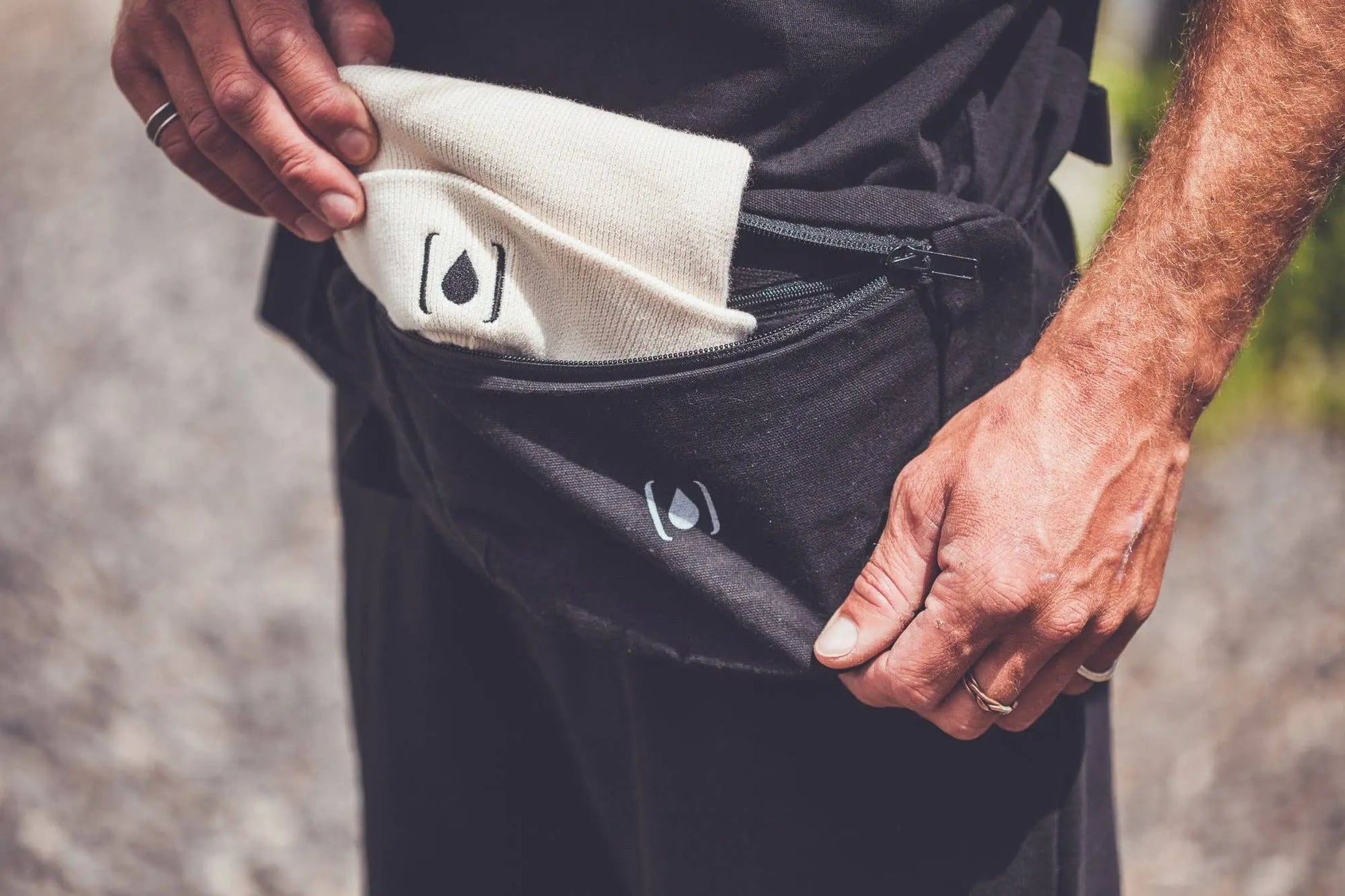 Unisex-Gürteltasche aus recyceltem Material – Natur & Schwarz, leicht & nachhaltig  - Manawai Wear