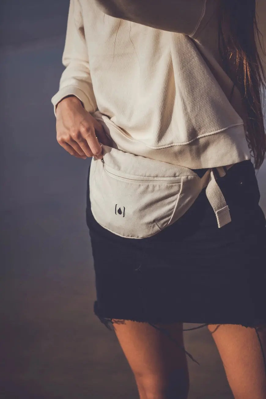 Unisex-Gürteltasche aus recyceltem Material – Natur & Schwarz, leicht & nachhaltig  - Manawai Wear