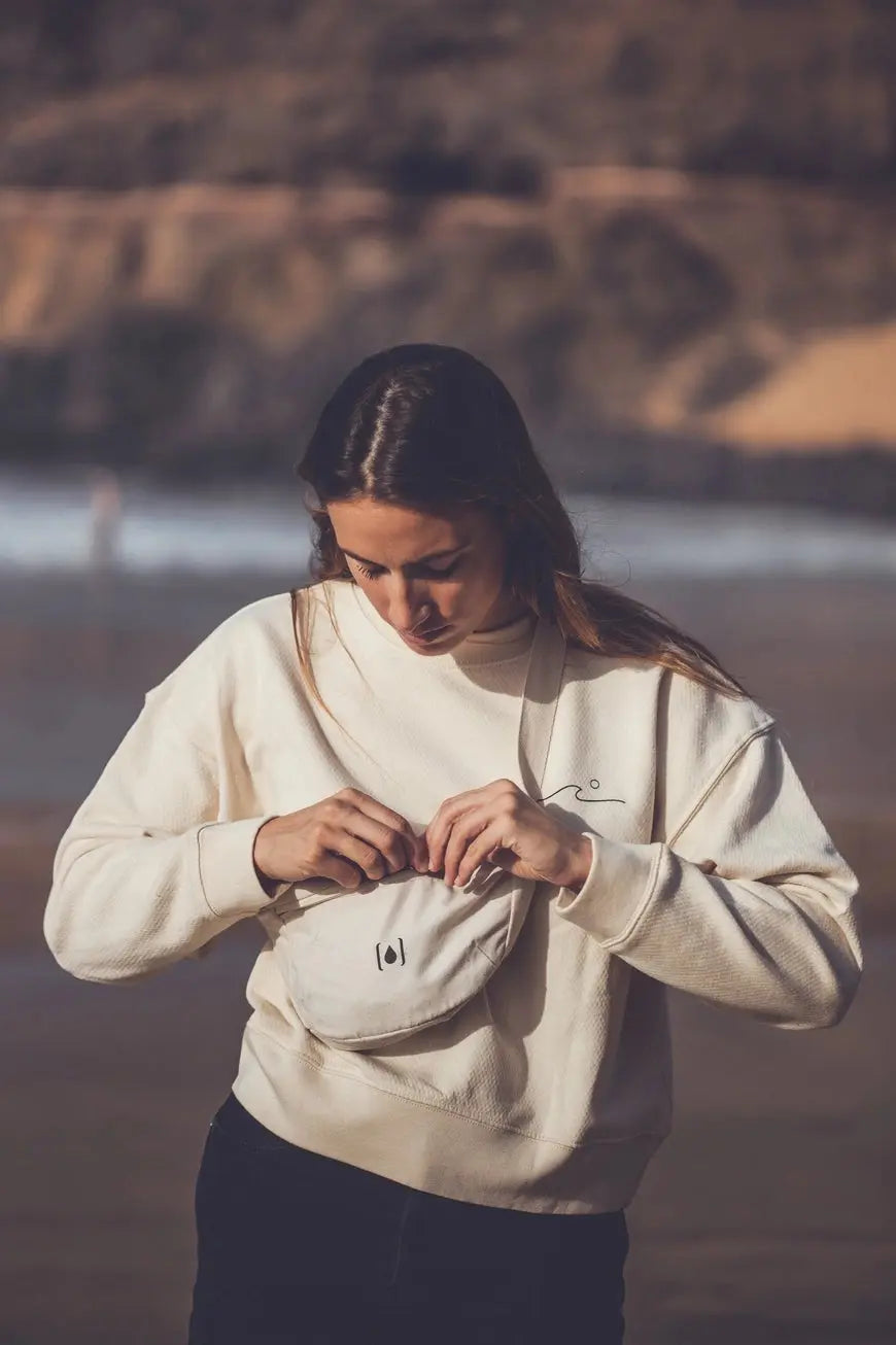 Unisex-Gürteltasche aus recyceltem Material – Natur & Schwarz, leicht & nachhaltig  - Manawai Wear