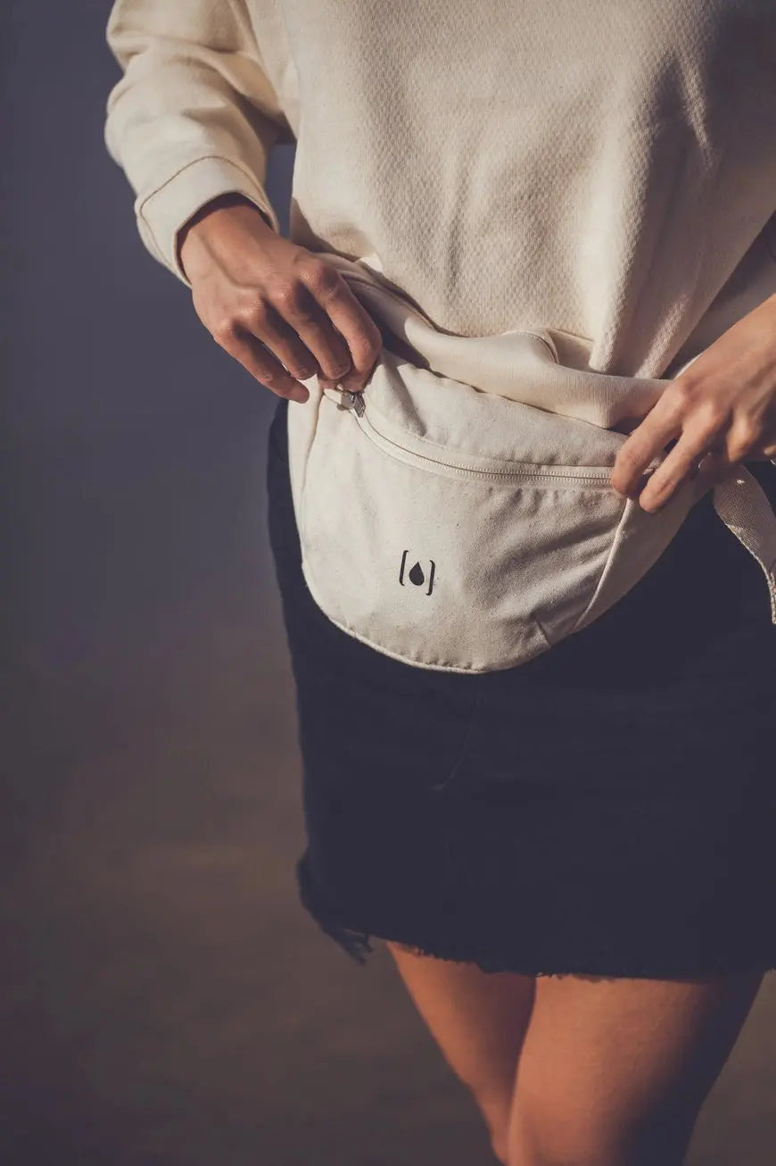 Unisex-Gürteltasche aus recyceltem Material – Natur & Schwarz, leicht & nachhaltig  - Manawai Wear