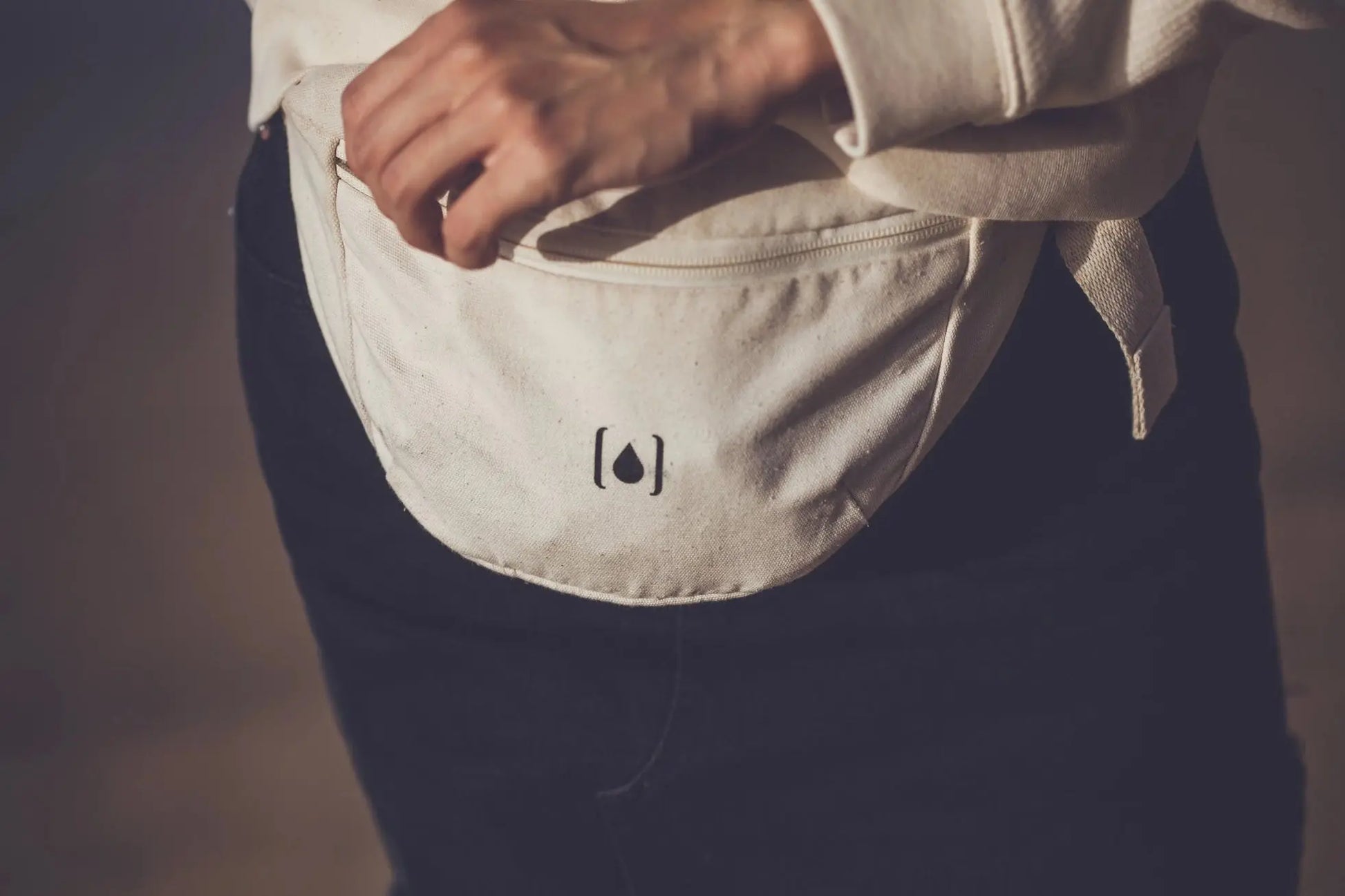 Unisex-Gürteltasche aus recyceltem Material – Natur & Schwarz, leicht & nachhaltig  - Manawai Wear