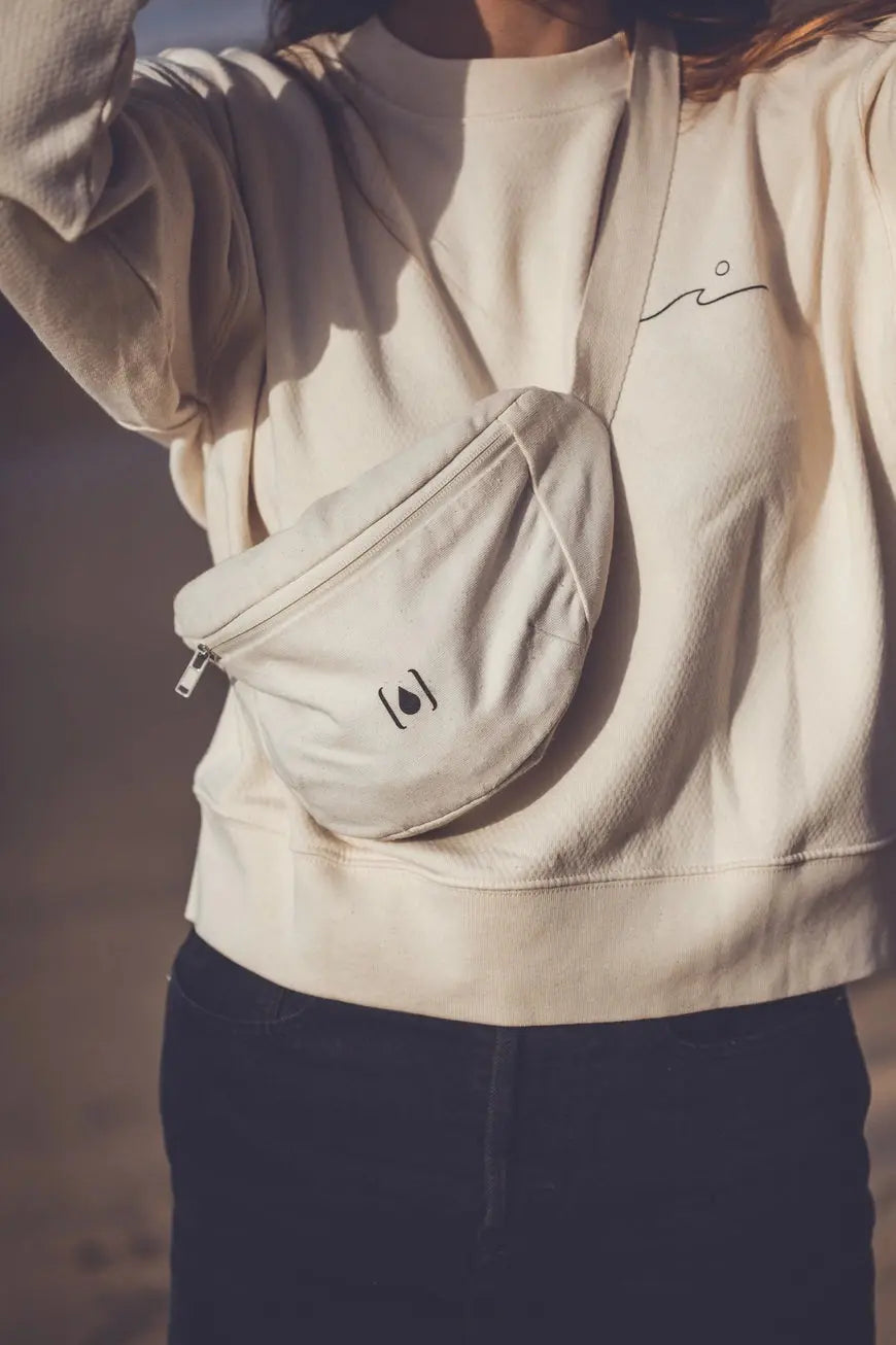 Unisex-Gürteltasche aus recyceltem Material – Natur & Schwarz, leicht & nachhaltig  - Manawai Wear
