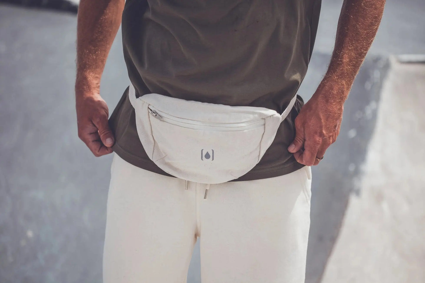 Unisex-Gürteltasche aus recyceltem Material – Natur & Schwarz, leicht & nachhaltig  - Manawai Wear