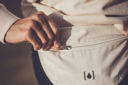 Unisex-Gürteltasche aus recyceltem Material – Natur & Schwarz, leicht & nachhaltig  - Manawai Wear