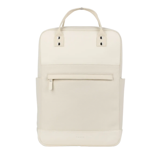 Vorderansicht des beigefarbenen Casyx Rucksacks mit einer Reißverschlusstasche vorne und zwei Tragegriffen oben.