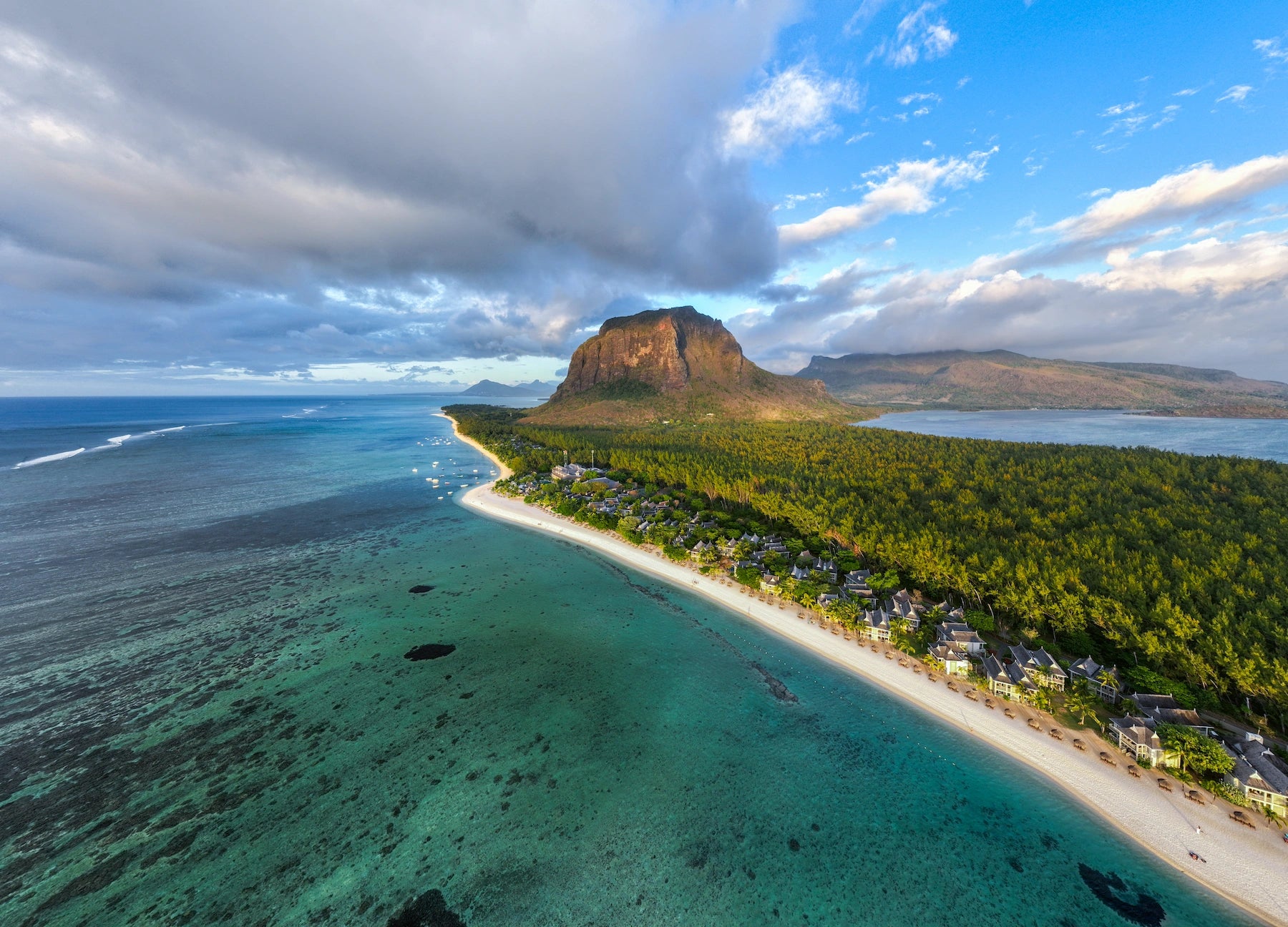  Berg Le Morne Brabant über türkiser Lagune mit Bergkulisse auf Mauritius.