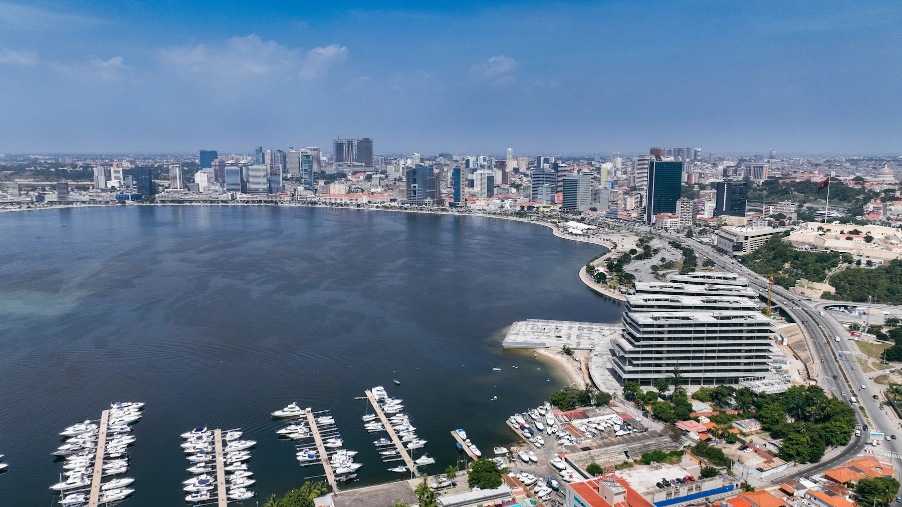 Skyline und Uferpromenade der Bucht von Luanda, Angola.