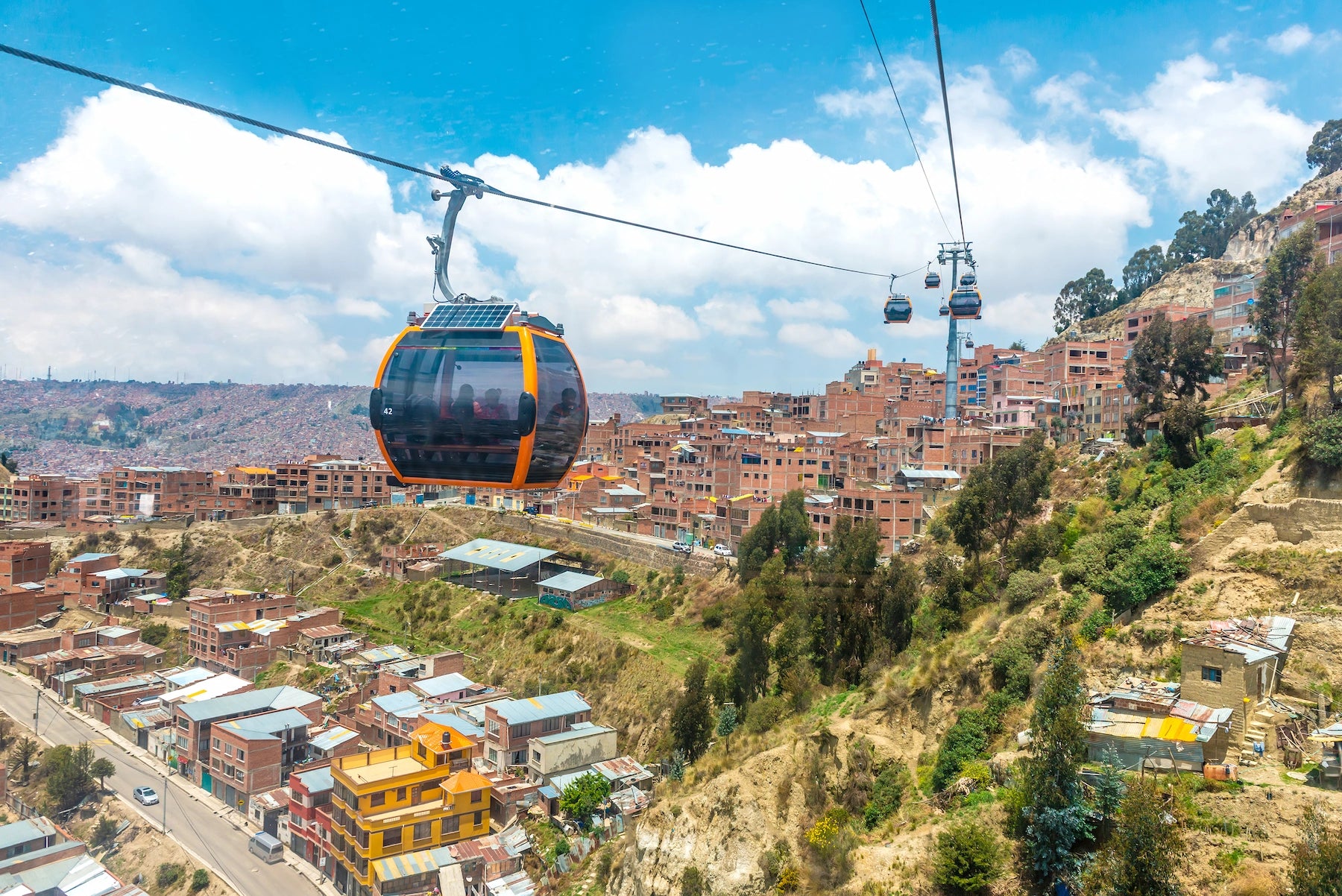 Seilbahn Mi Teleférico über dem Häusermeer von La Paz, Bolivien.