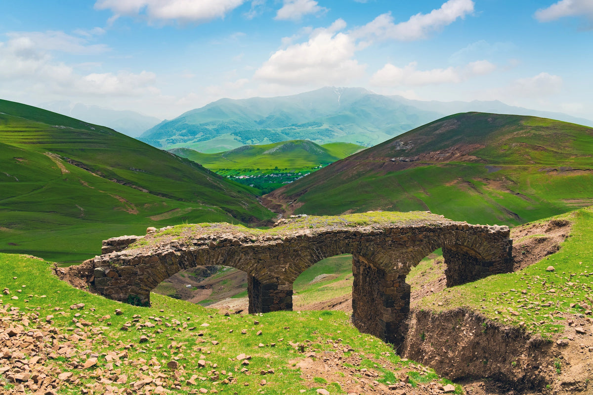 Die historische Steinbrücke „Qanlı körpü“ (Blutige Brücke) im Rayon Gədəbəy in Aserbaidschan.