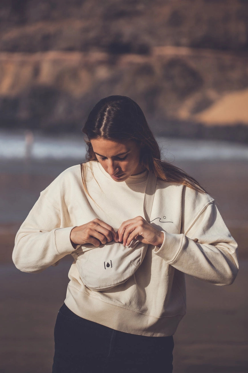 Unisex-Gürteltasche aus recyceltem Material – Natur & Schwarz, leicht & nachhaltig