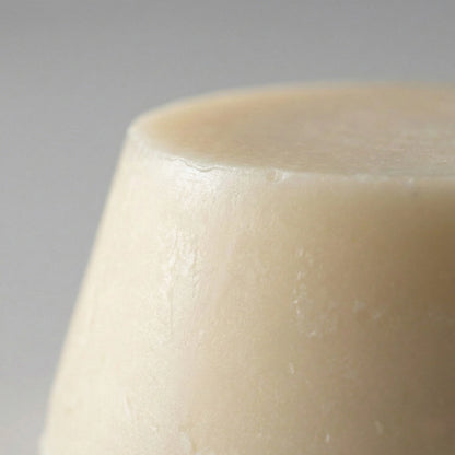 Nahaufnahme der glatten, cremeweißen Oberfläche des festen Lavendel-Conditioners von beewise – plastikfreie Haarpflege für unterwegs.