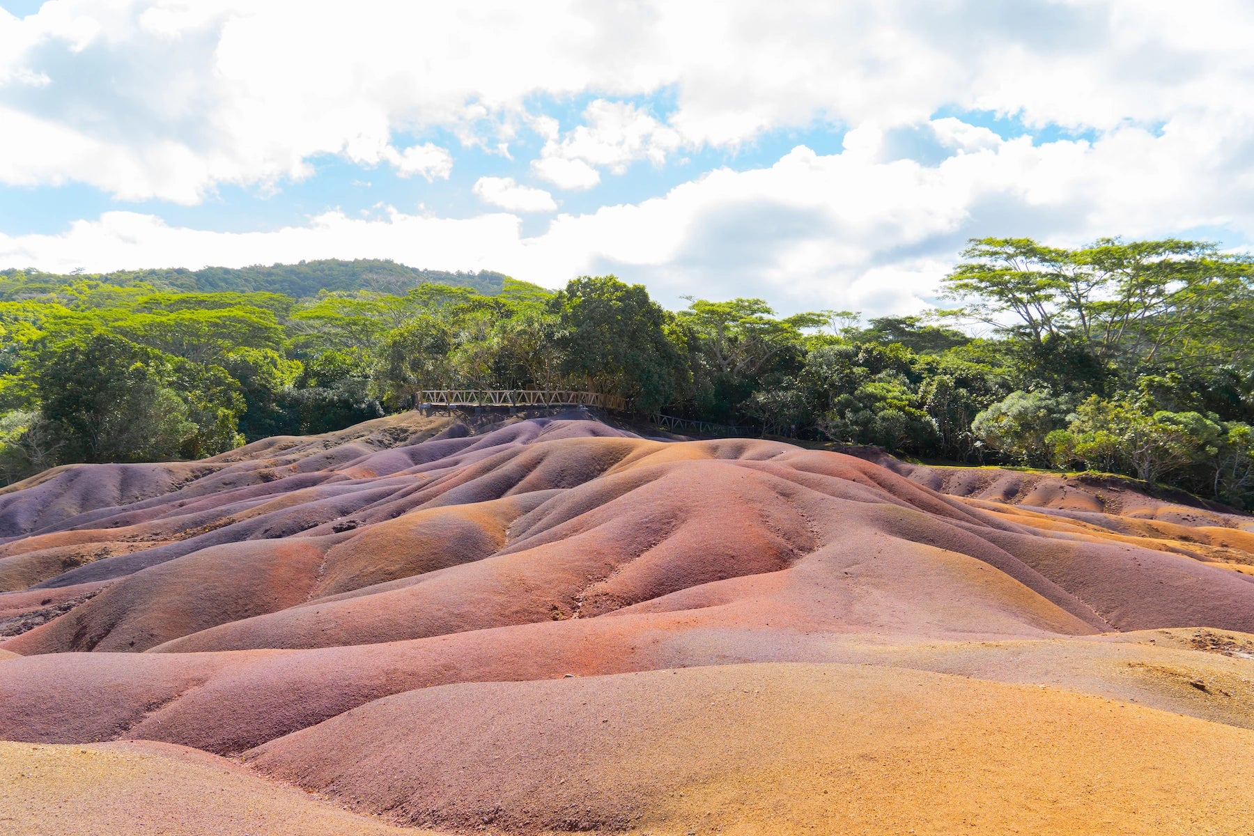 Siebenfarbige Sanddünen von Chamarel in Rot-, Violett- und Brauntönen auf Mauritius.
