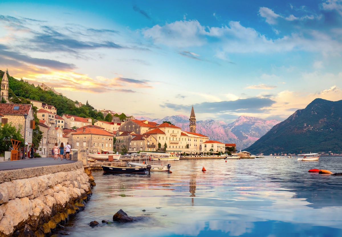 Die fjordartige Bucht von Kotor mit der Altstadt vor steilen Bergen, Montenegro.