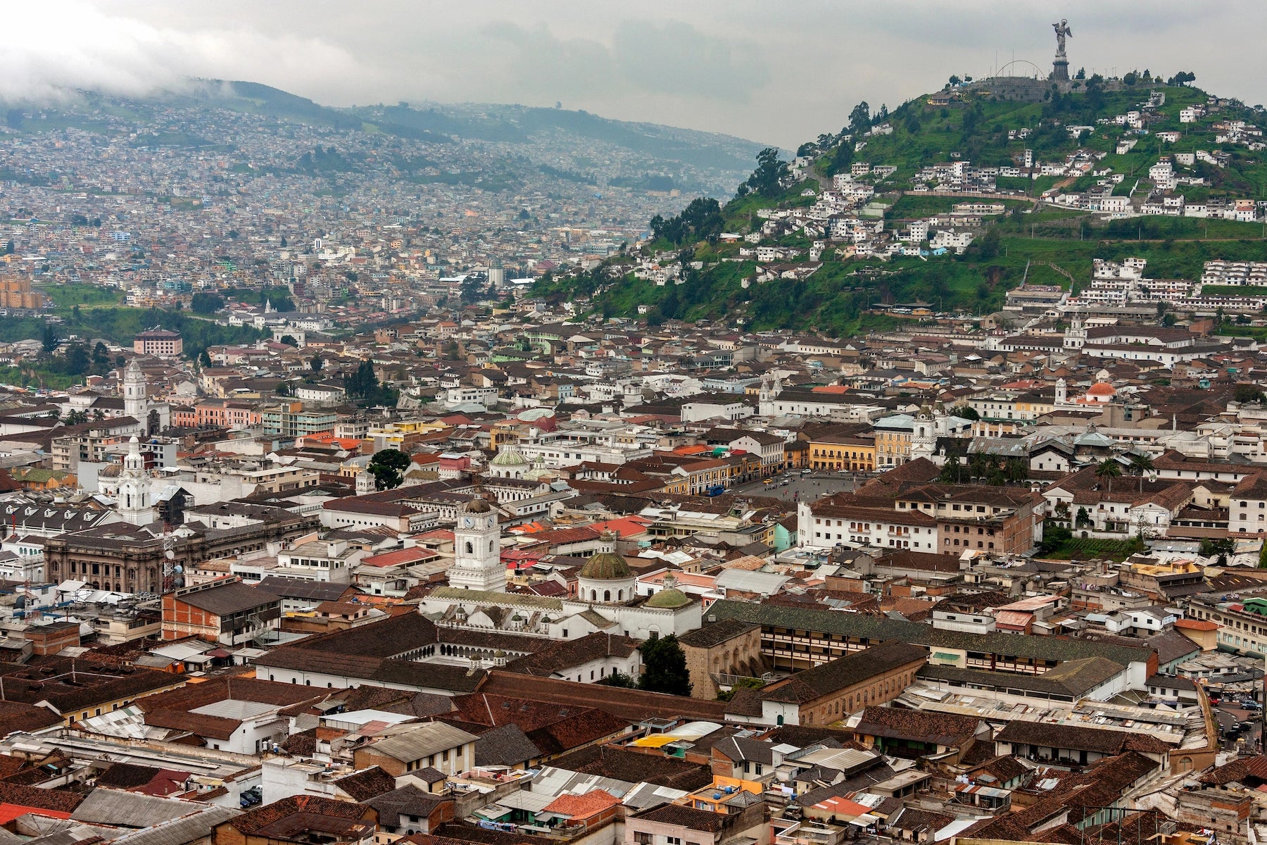Koloniale Altstadt von Quito vor der Andenkulisse in Ecuador.