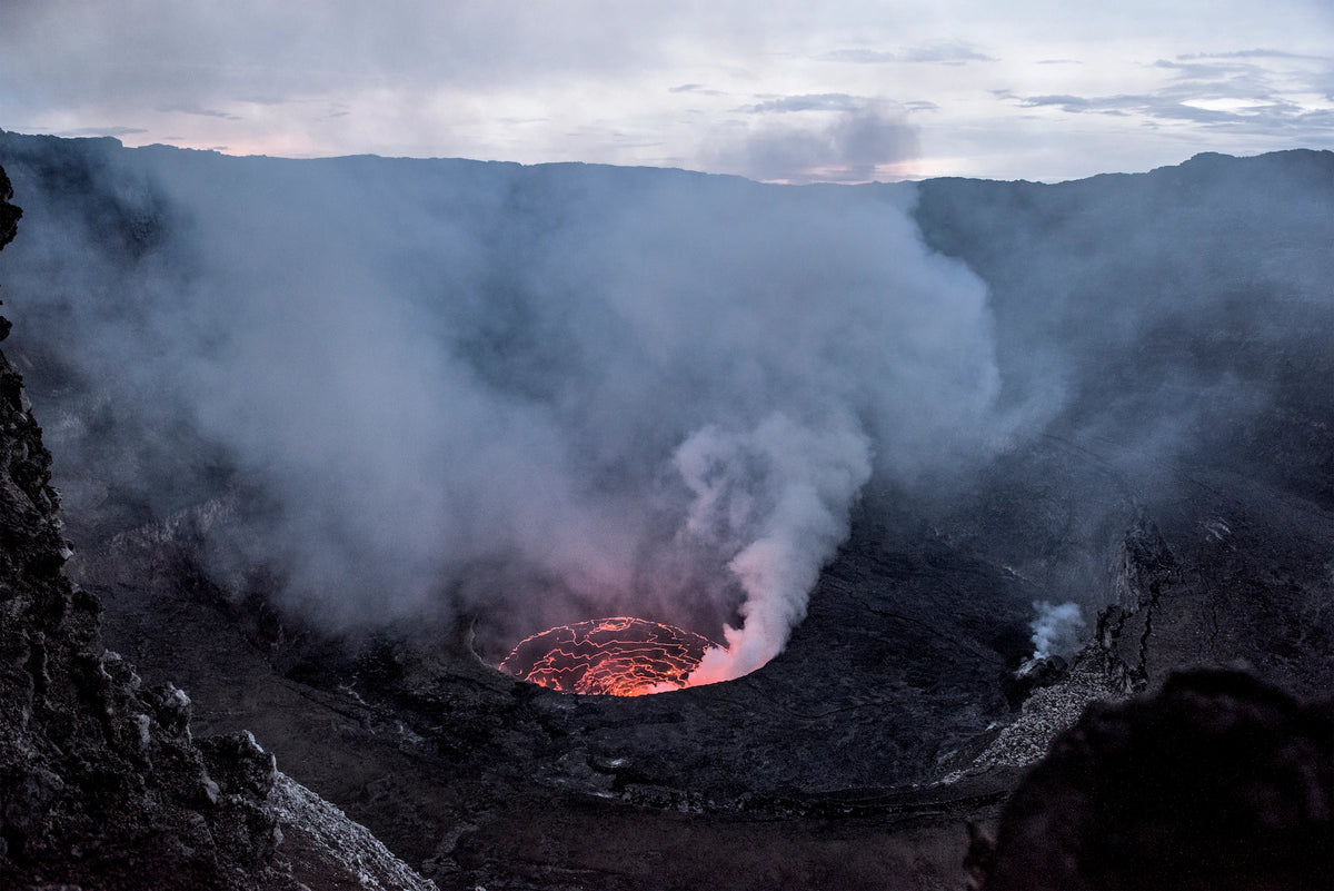 Der glühende Lavasee des Vulkans Nyiragongo im Virunga-Nationalpark, DR Kongo.
