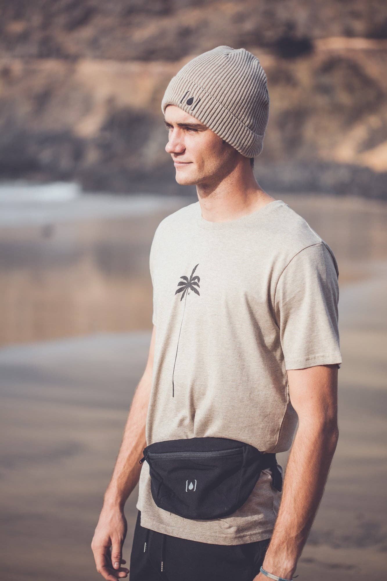 Unisex-Gürteltasche aus recyceltem Material – Natur & Schwarz, leicht & nachhaltig