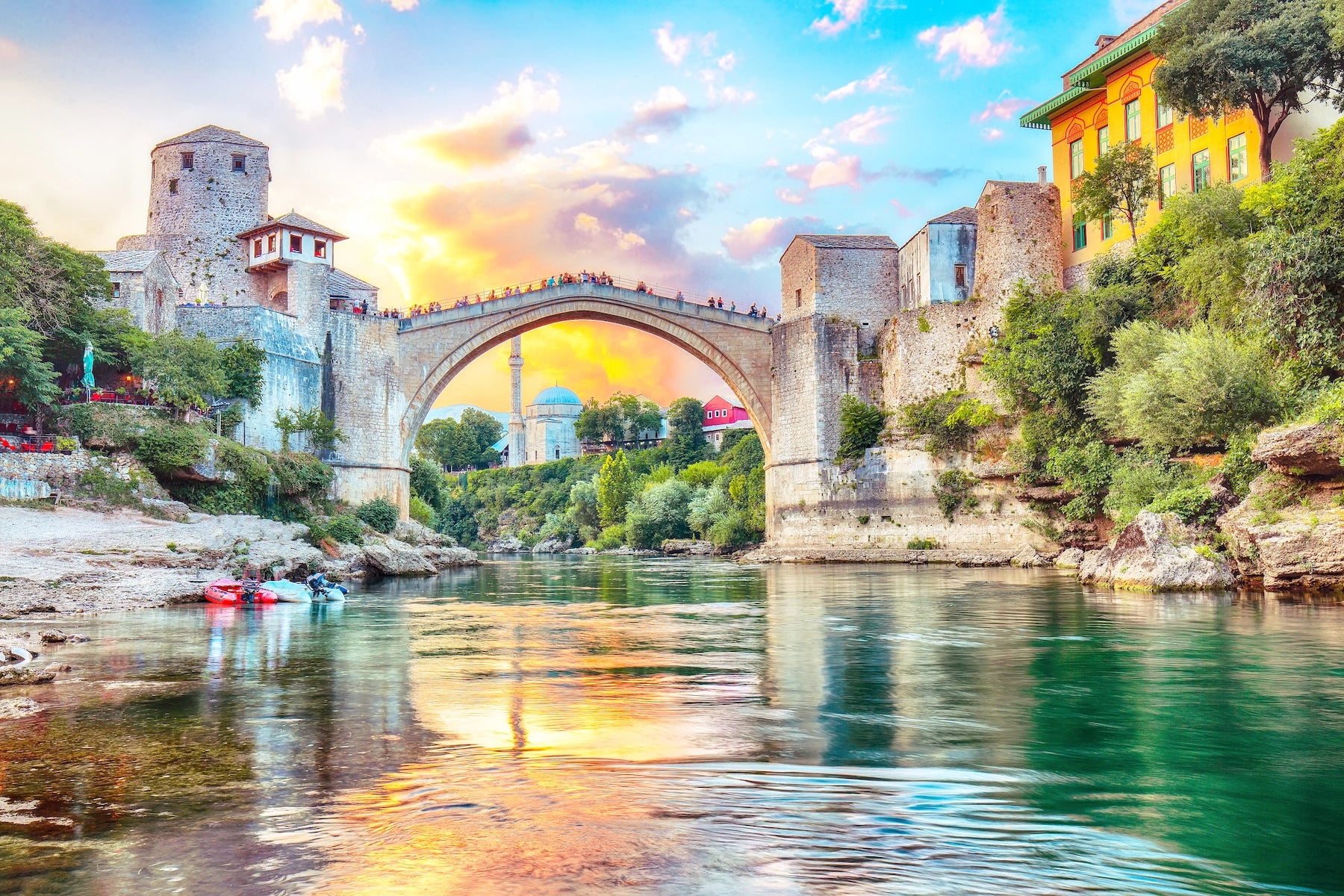 Die osmanische Alte Brücke (Stari Most) über der türkisen Neretva in Mostar, Bosnien und Herzegowina.