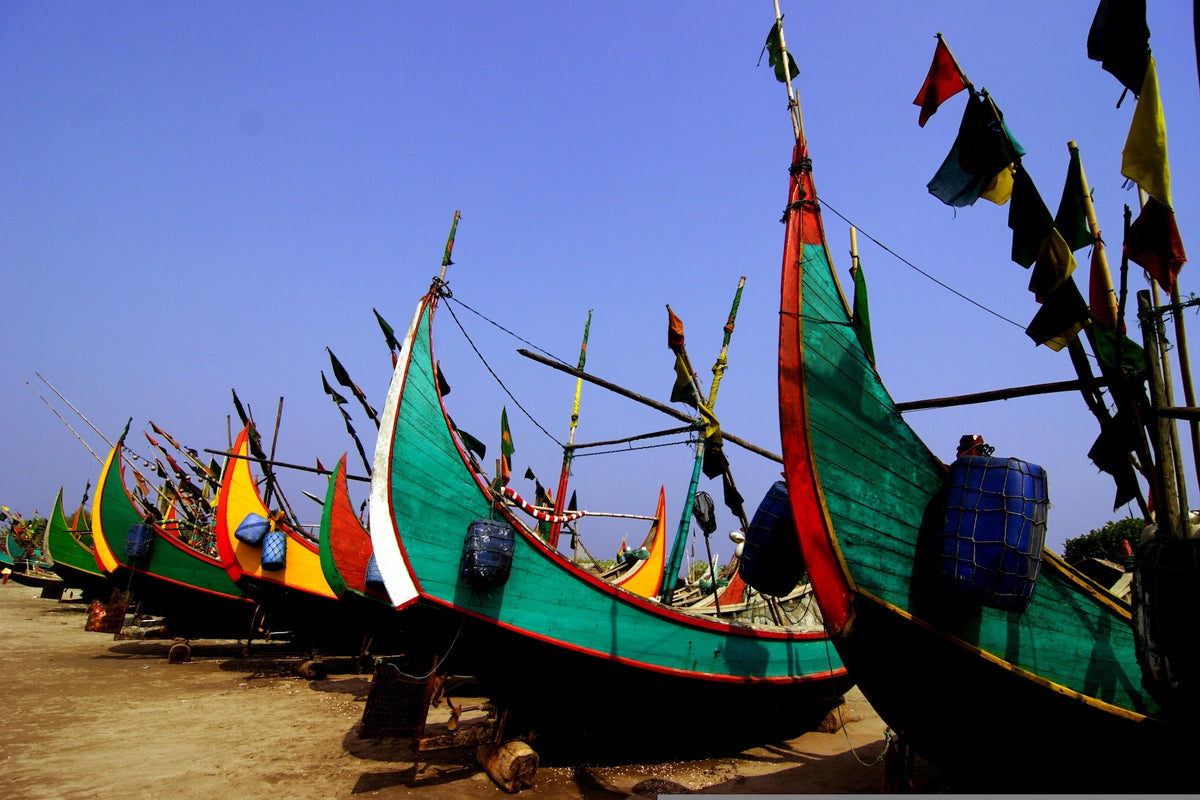 Buntes Boots- und Flussleben auf dem Buriganga in Dhaka, Bangladesch.