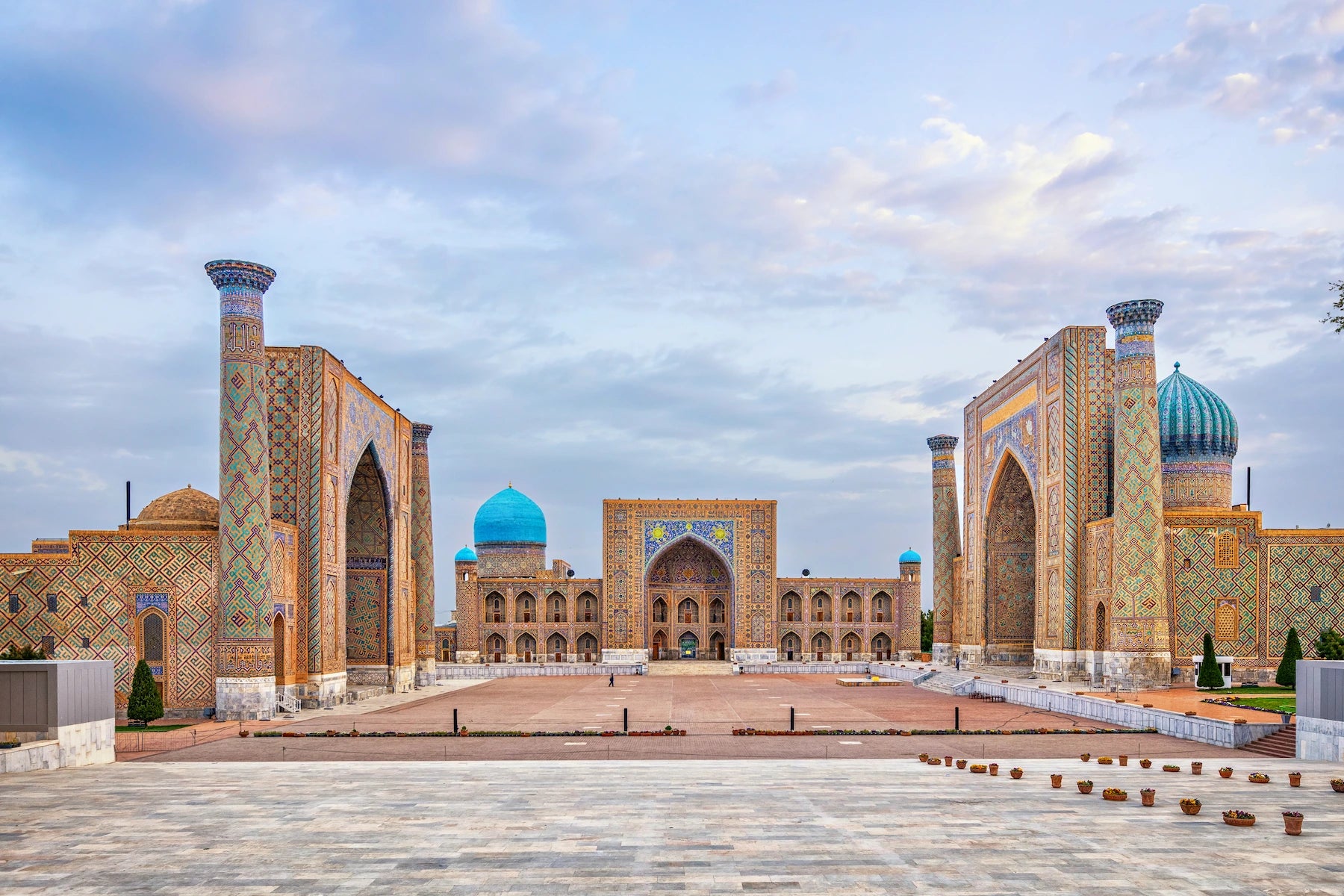 Registan-Platz mit drei blau gekachelten Medresen in Samarkand, Usbekistan.