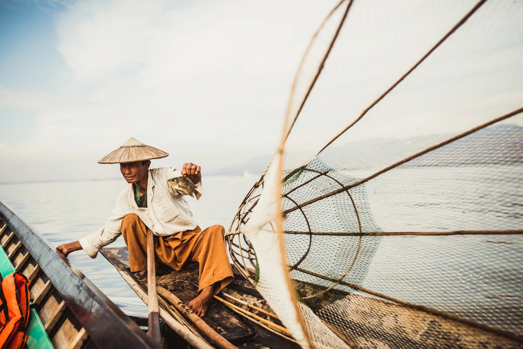 Traditioneller Einbein-Ruderer der Intha auf dem Inle-See, Myanmar.