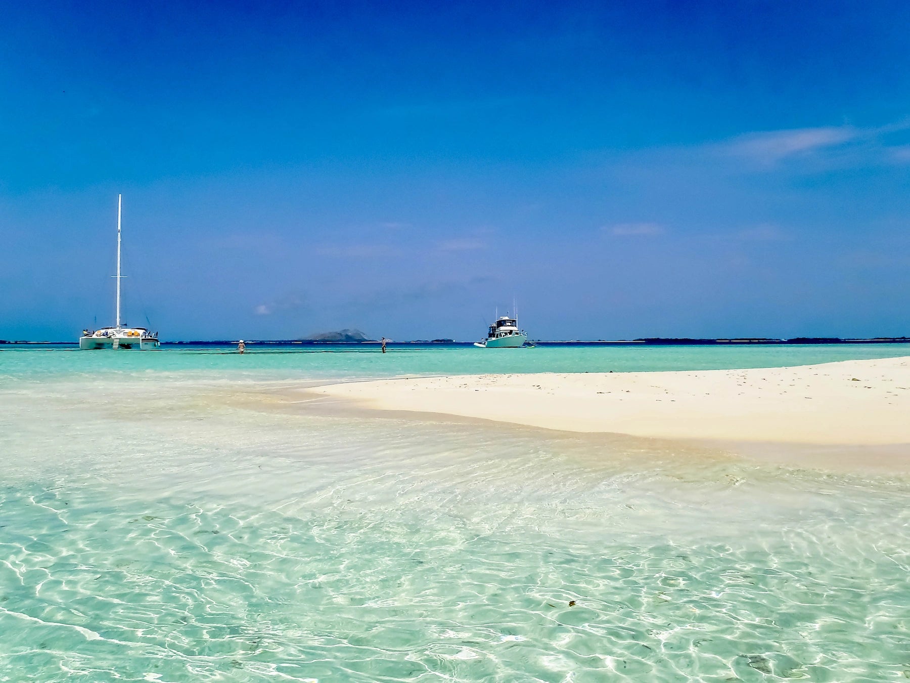 Türkisfarbenes Wasser und weiße Sandbänke im Los-Roques-Archipel, Venezuela.