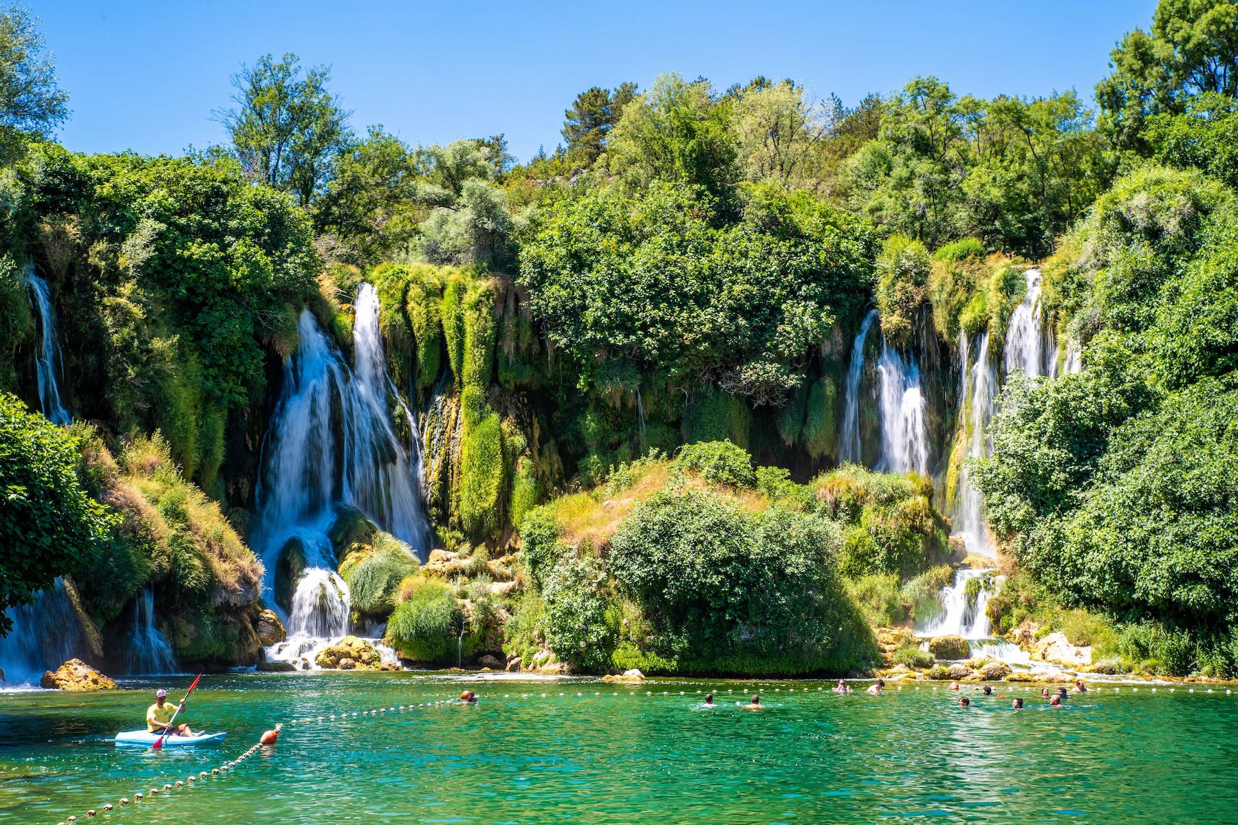 Die breiten Kravica-Wasserfälle in der Herzegowina, Bosnien und Herzegowina.