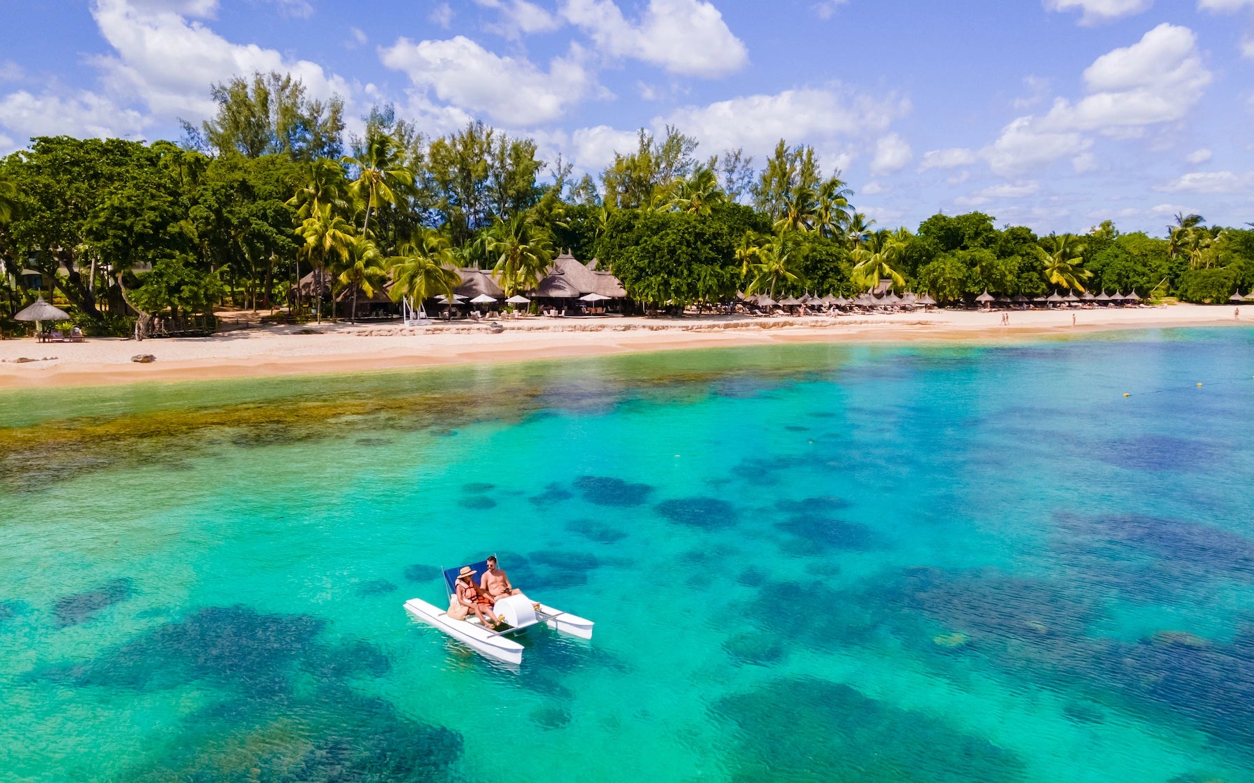 Menschen beim Kajakfahren in einer türkisen Lagune auf Mauritius.