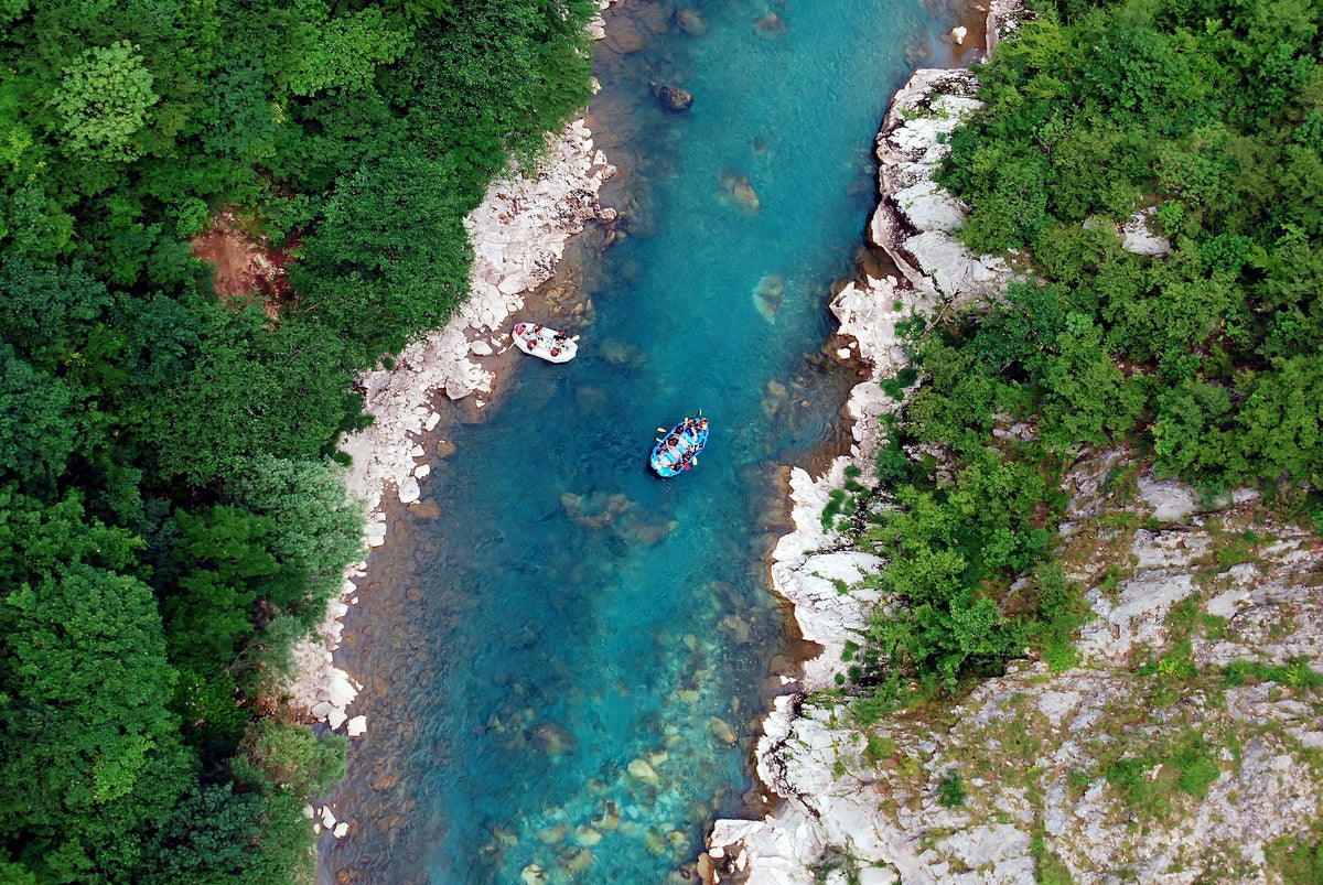 Wildwasser-Rafting im Tara-Canyon im Durmitor-Nationalpark, Montenegro.