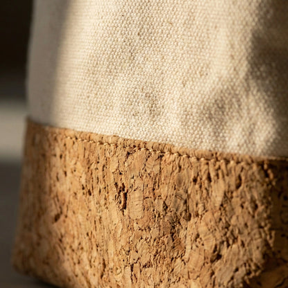 Detailaufnahme der natürlichen Textur des Bamboovement Kulturbeutels aus robustem Baumwoll-Canvas und nachhaltigem Kork.