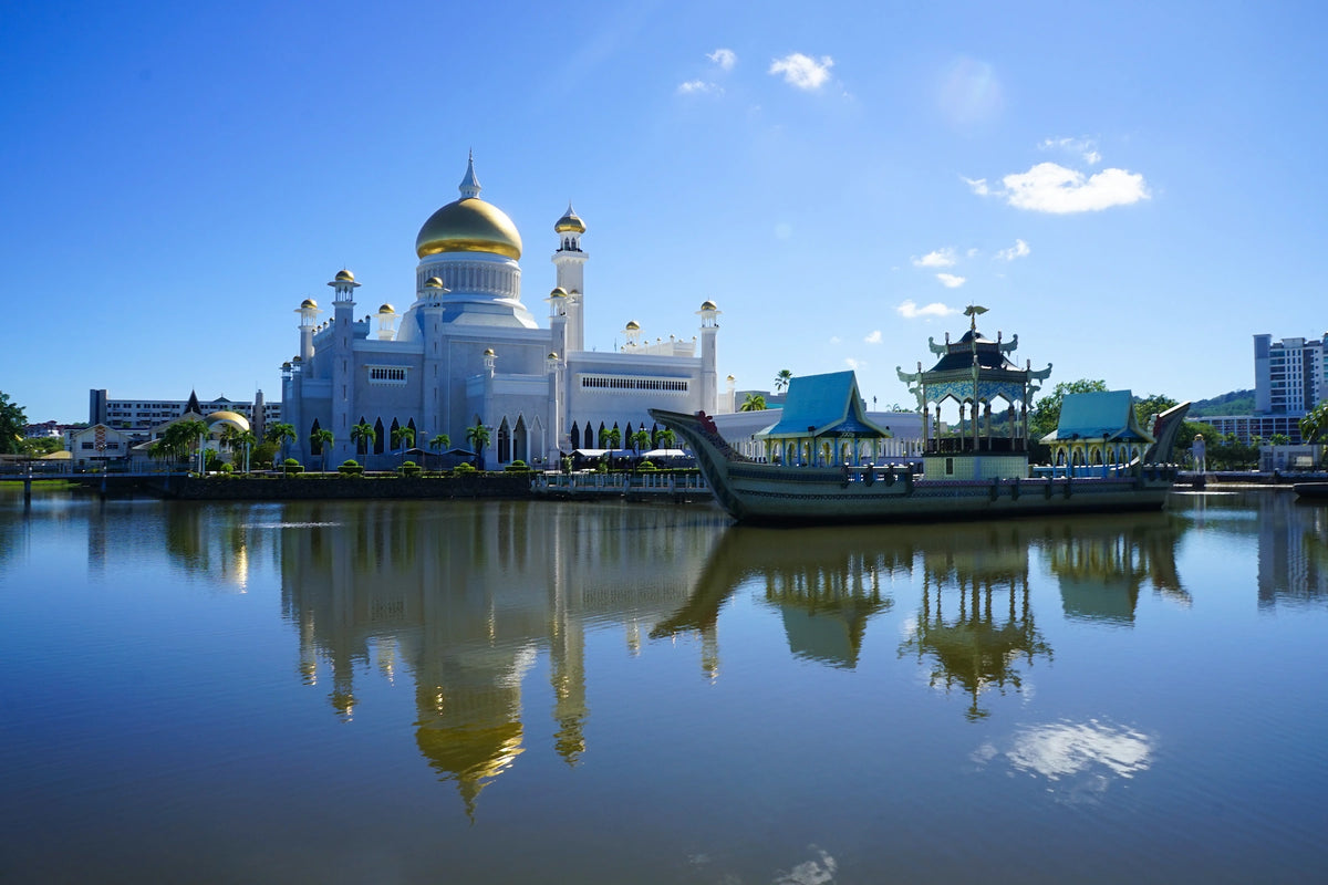 Die Omar-Ali-Saifuddien-Moschee mit goldener Kuppel und Lagune in Bandar Seri Begawan, Brunei.