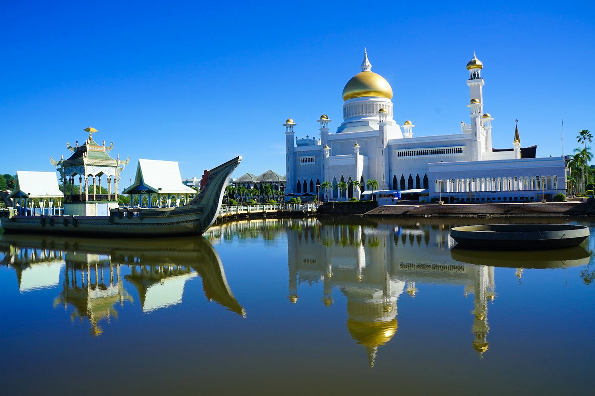 Die Omar-Ali-Saifuddien-Moschee mit goldener Kuppel und Lagune in Bandar Seri Begawan, Brunei.