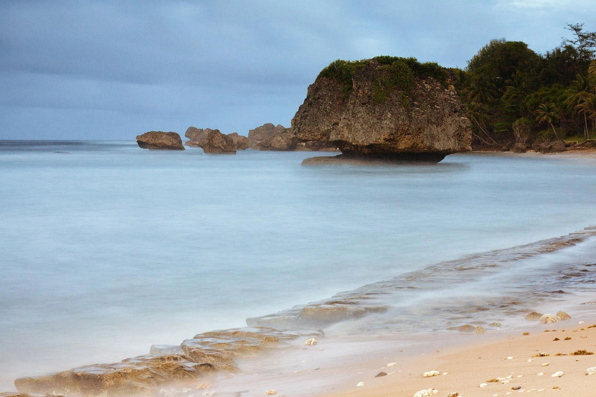 Markante Felsen und Brandung an der Ostküste bei Bathsheba, Barbados.